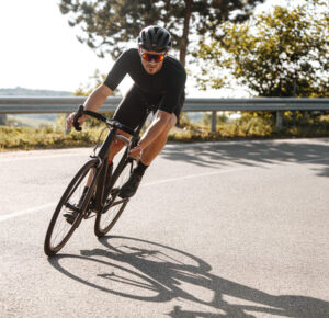 Żelazo a sport wytrzymałościowy – dlaczego biegacze, kolarze i triathloniści są bardziej narażeni na niedobór?